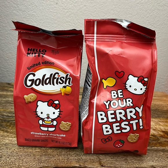 Sanrio Hello Kitty Goldfish Strawberry Shortcake Pepperidge Farms Snacks x 2 NEW - Picture 1 of 3